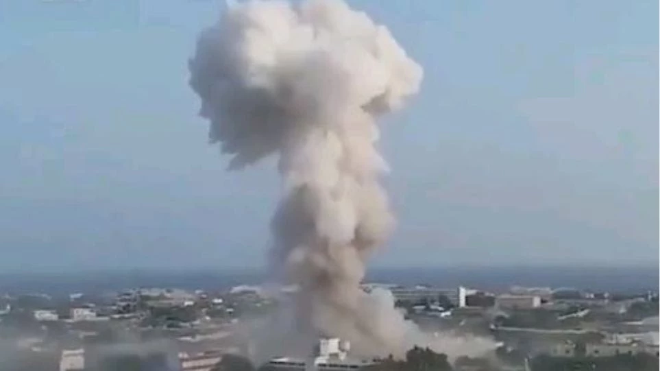 Η στιγμή της έκρηξης με τους 20 νεκρούς στη Μογκαντίσου της Σομαλίας (βίντεο)